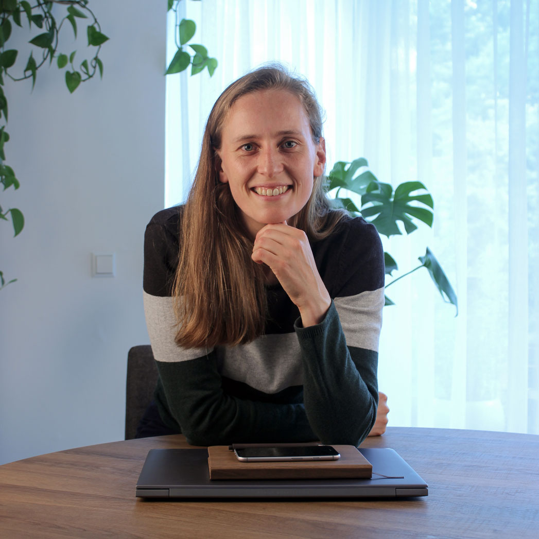 Hanneke Perik, maker van de quiz, aan tafel met haar laptop