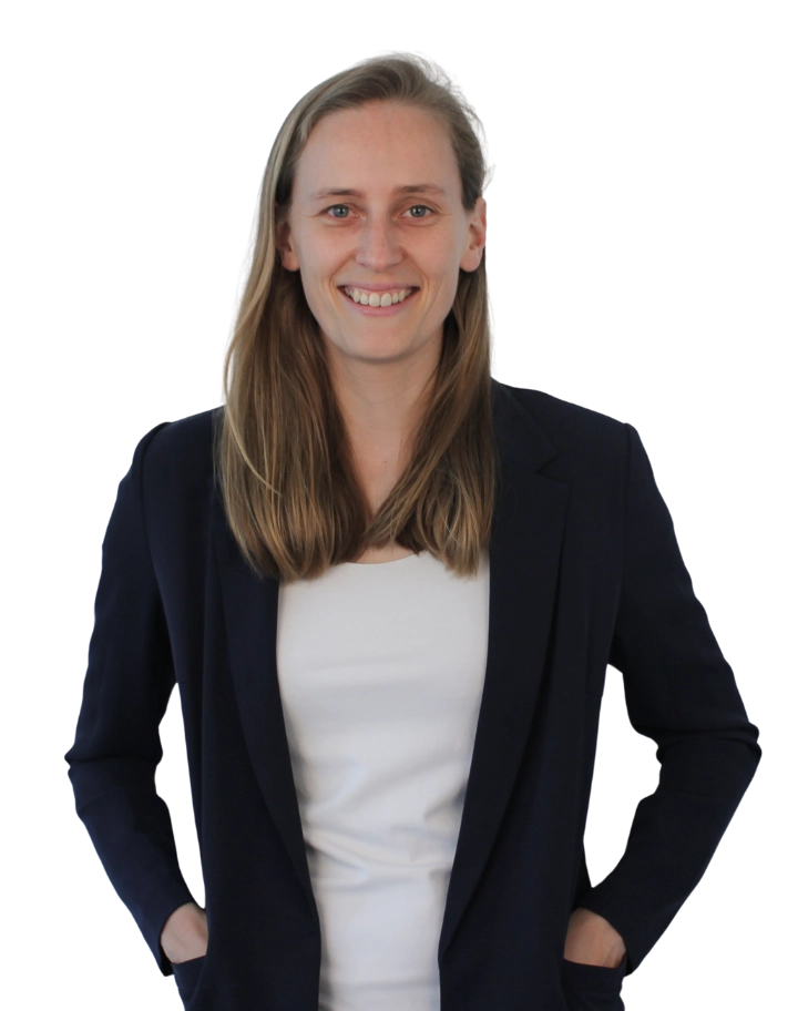 Hanneke Perik, alternatief voor een marketing bureau Apeldoorn, in een navy blazer